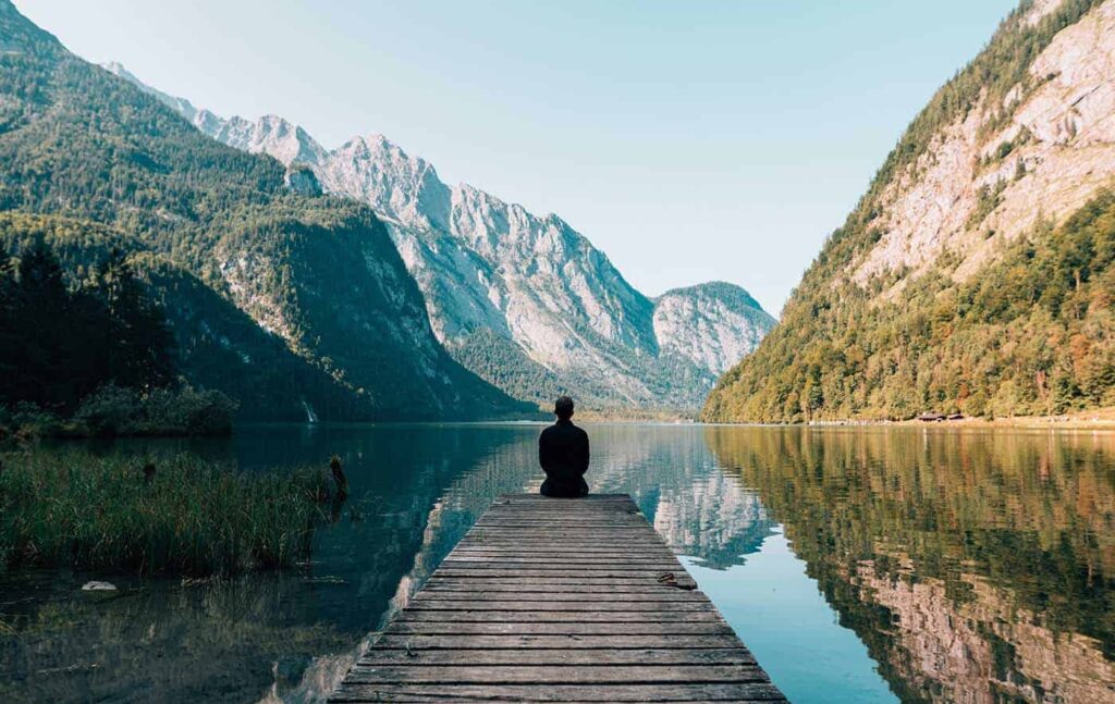 Person auf einem Steg in der Natur – Ruhe, Klarheit und Naturcoaching
